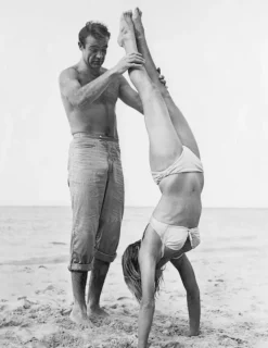 Clearance Pamono 007 Catches Ursula Print by Hulton Archive
