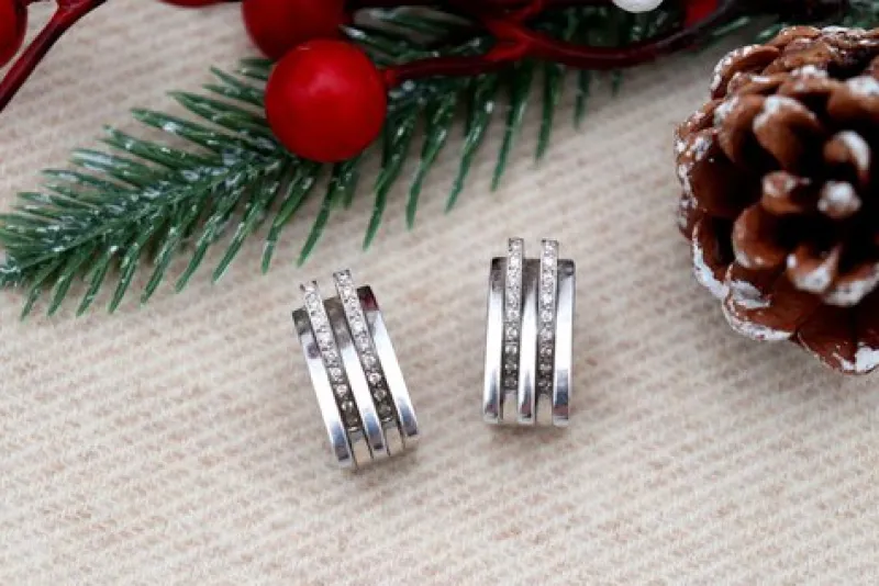 Pamono 18 Karat White Gold Earrings with Alternating Bands and Brilliant-Cut Diamonds, Set of 2
