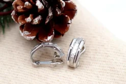 Outlet Pamono 18 Karat White Gold Earrings with Brilliant-Cut Diamonds, Hammered Center Band and Omega Clasps, Set of 2
