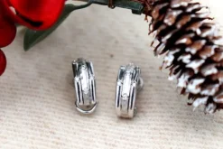 Outlet Pamono 18 Karat White Gold Earrings with Brilliant-Cut Diamonds, Hammered Center Band and Omega Clasps, Set of 2