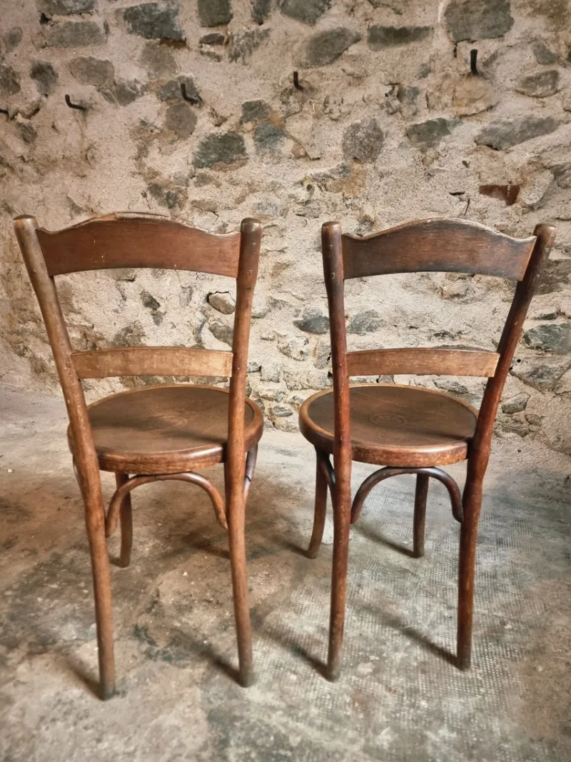 Hot Pamono Antique Bistro Chairs with Pressed Wood Seat and Bentwood Backrest by Michael Thonet for Thonet, Early 1900s, Set of 2