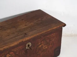 Pamono Antique Chest Painted with Floral Motifs and Iron Lock, 1820s> Trunks Crates & Baskets