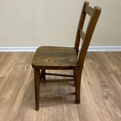 Pamono Antique Children's Chair in Oak><noscript><img width=