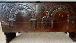 Pamono Antique English Jacobean Carved Chest in Oak, 1650><noscript><img width=
