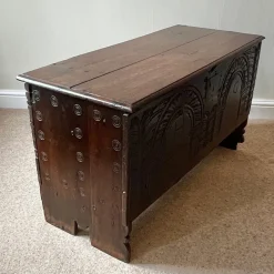 Pamono Antique English Jacobean Carved Chest in Oak, 1650><noscript><img width=