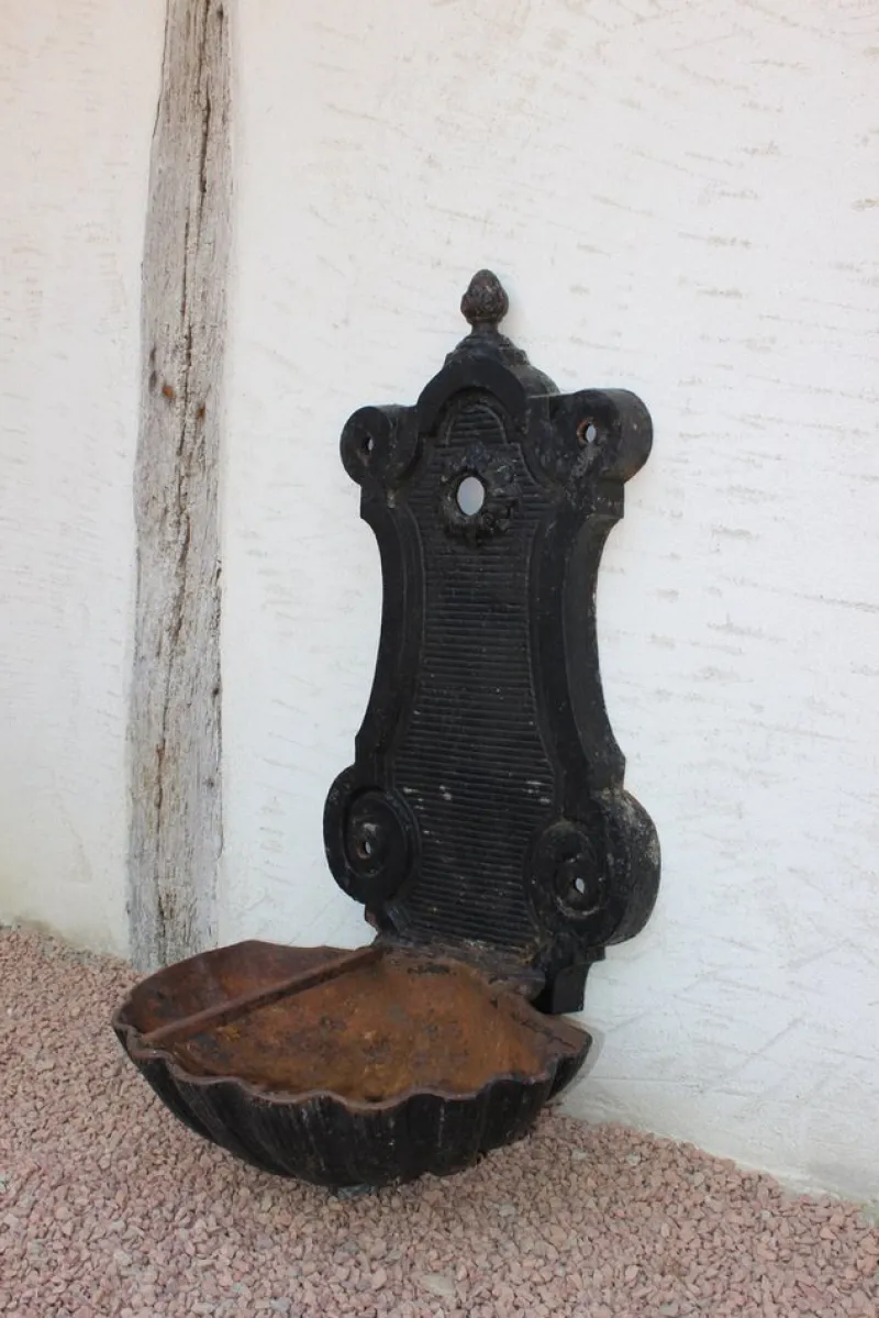 Pamono Antique Fountain in Cast Iron, 1890s> Garden Accessories