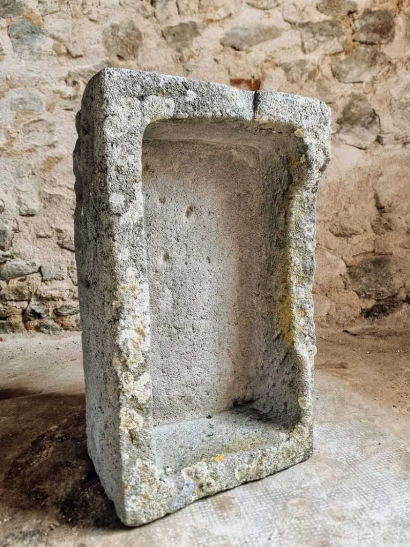 Pamono Antique French Volcanic Stone Trough, 18th Century> Garden Accessories