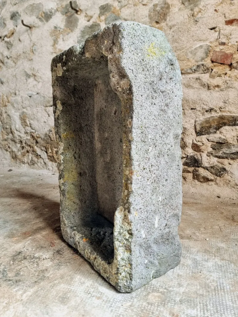 Pamono Antique French Volcanic Stone Trough, 18th Century> Garden Accessories