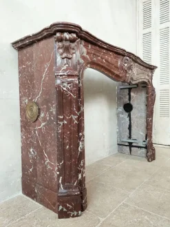 Pamono Antique Hand-Carved Trois Coquilles Mantelpiece in Red Marble><noscript><img width=
