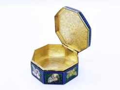 Sale Pamono Antique Mughal Box in Sterling Silver with Meenakari Enamels and Rubies, 1900