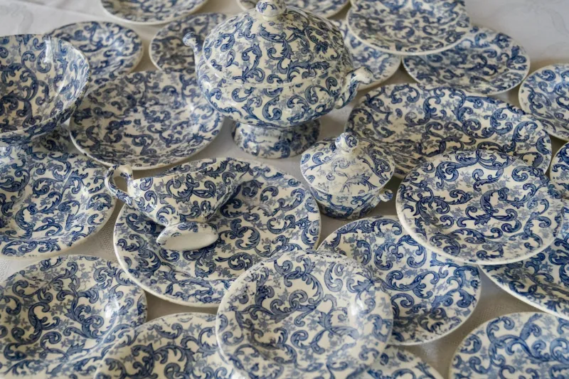 Pamono Antique Staffordshire Pottery Children's Dinner Service Toys Set from Ca 1880-1900, 1885, Set of 26> Dinnerware Accessories