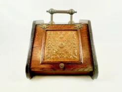Pamono Antique Victorian Oak and Brass Coal Scuttle, 19th Century> Fireplaces And Mantels
