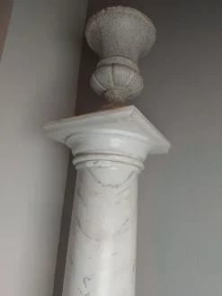 Pamono Antique White Marble Columns or Pedestals, Set of 2><noscript><img width=
