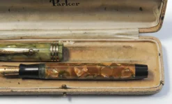 Pamono Art Deco Duofold Marbleised Fountain Pen & Pencil Set in Original Parker Box from Parker, 1930s, Set of 2><noscript><img width=
