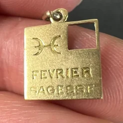 Pamono Art Deco February Wisdom Pisces Flag Charm Pendant in 18 Karat Yellow Gold and Enamel, 1920s><noscript><img width=