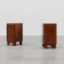 Pamono Art Deco Nightstands in Oak with Marble Tops, France, 1920s, Set of 2> Nightstands