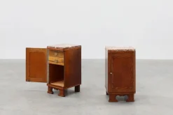Pamono Art Deco Nightstands in Oak with Marble Tops, France, 1920s, Set of 2> Nightstands