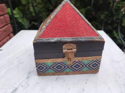 Pamono Art Deco Pyramid Box with Brass Fittings on the Sides, 1940s> Trunks Crates & Baskets
