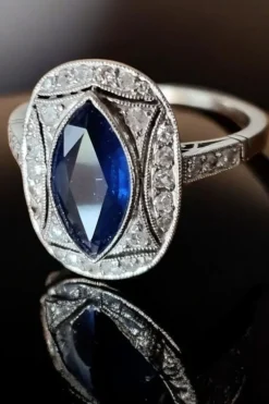 Outlet Pamono Art Deco Ring of Blue Sapphire and Diamonds Mounted in Platinum, 1925