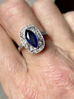 Outlet Pamono Art Deco Ring of Blue Sapphire and Diamonds Mounted in Platinum, 1925
