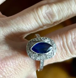Outlet Pamono Art Deco Ring of Blue Sapphire and Diamonds Mounted in Platinum, 1925