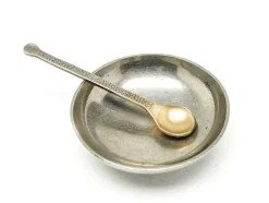 Pamono Art Deco Salt Holder with Spoon, Germany, 1930s, Set of 2> Salt & Pepper Shakers