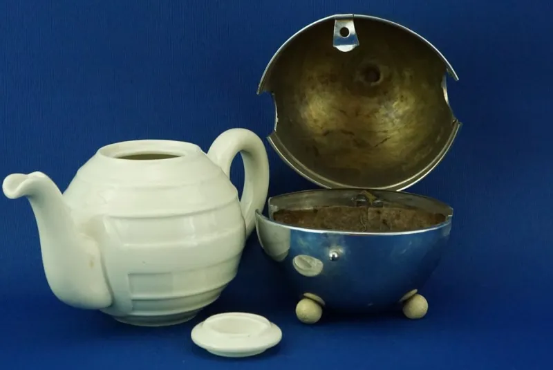 Pamono Art Deco Thermal Teapot in White Porcelain and Metal Shell from Bauscher Weiden, Germany, Early 1900s> Coffee & Tea Service