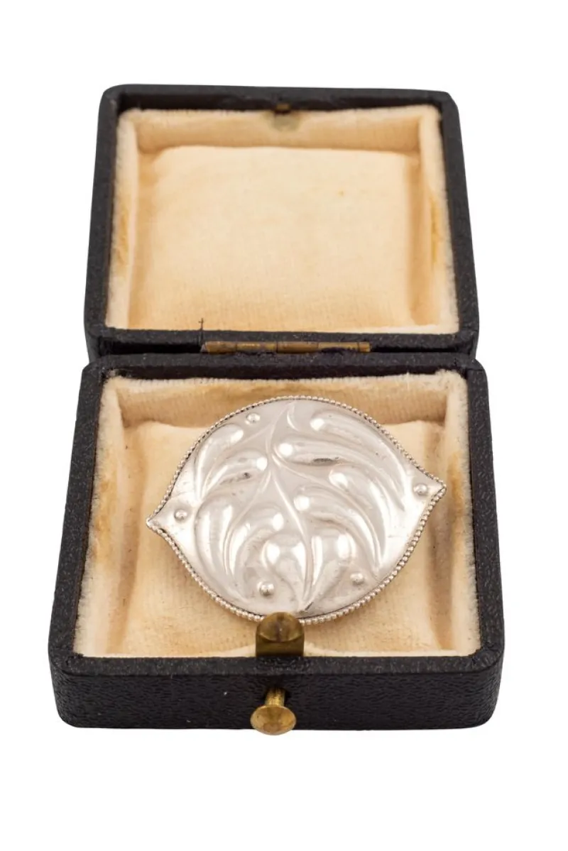 Pamono Art Nouveau Austrian Silver Brooch with Embossed Leaves attributed to Josef Hoffmann, 1912> Brooches