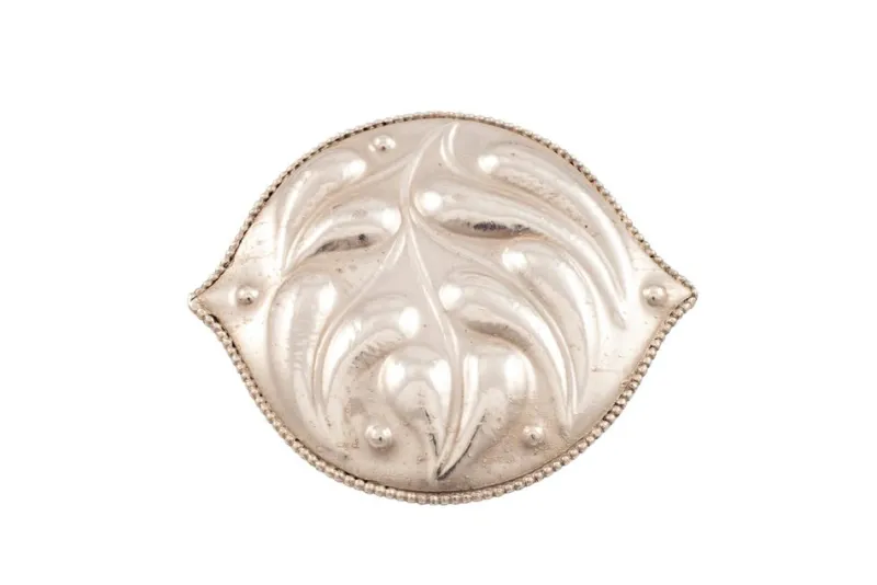 Pamono Art Nouveau Austrian Silver Brooch with Embossed Leaves attributed to Josef Hoffmann, 1912> Brooches