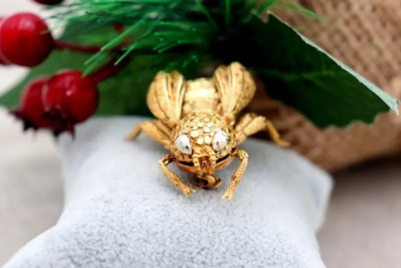 Best Pamono Bee Shaped Gold Brooch