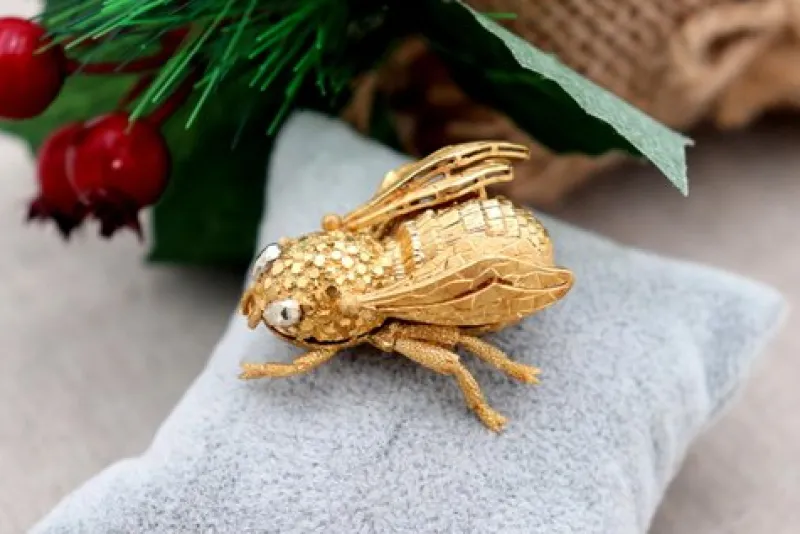 Best Pamono Bee Shaped Gold Brooch