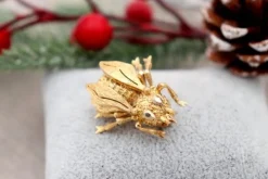 Hot Pamono Bee Shaped Gold Brooch with Reliefs and Applications