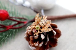 Pamono Bee Shaped Gold Brooch with Diamonds><noscript><img width=