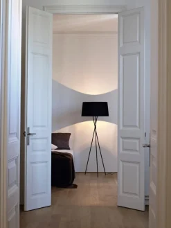 Best Pamono Black Trípode G5 Floor Lamp by Santa & Cole