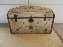 Pamono Black Trunk in Cavallino by Sconosciuto> Trunks, Crates & Baskets
