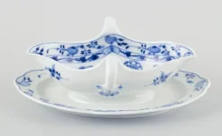 Pamono Blue Onion Porcelain Gravy Boat with Handles on Foot from Meissen, Germany, 1890s> Dinnerware Accessories
