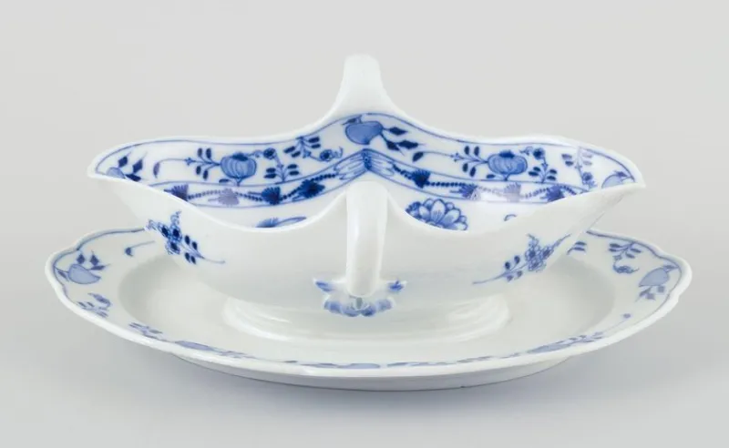 Pamono Blue Onion Porcelain Gravy Boat with Handles on Foot from Meissen, Germany, 1890s> Dinnerware Accessories