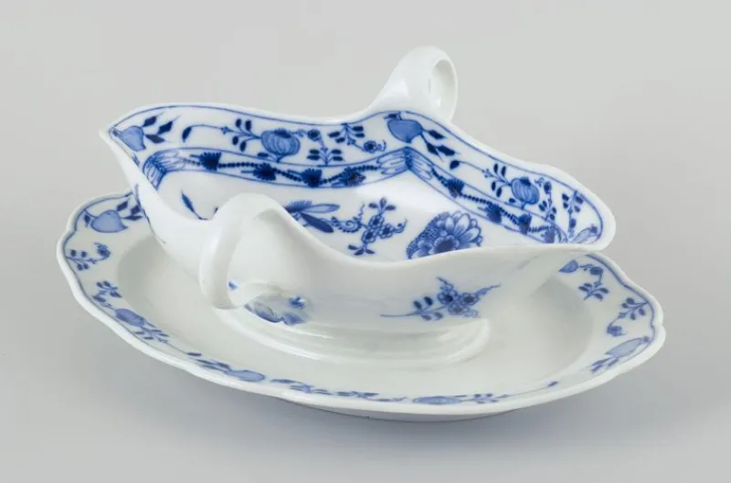 Pamono Blue Onion Porcelain Gravy Boat with Handles on Foot from Meissen, Germany, 1890s> Dinnerware Accessories