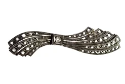 Pamono Bow-Shaped Gold and Silver Brooch with Central Brilliant-Cut Diamond and Diamond Chips> Brooches