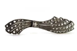 Pamono Bow-Shaped Gold and Silver Brooch with Central Brilliant-Cut Diamond and Diamond Chips> Brooches