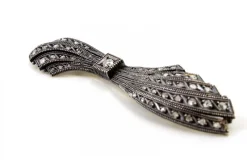 Pamono Bow-Shaped Gold and Silver Brooch with Central Brilliant-Cut Diamond and Diamond Chips><noscript><img width=