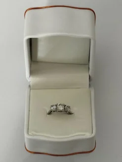 Clearance Pamono British 18 Karat White Gold Trilogy Engagement Ring with Diamond