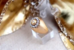 Pamono Brushed Gold Ring with Diamonds in Brilliant Cut><noscript><img width=