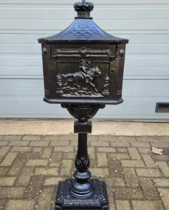 Pamono Cast Iron English Mailbox Letterbox on Leg Black