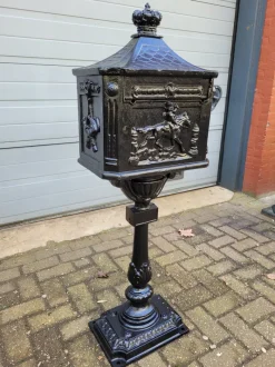 Pamono Cast Iron English Mailbox Letterbox on Leg Black