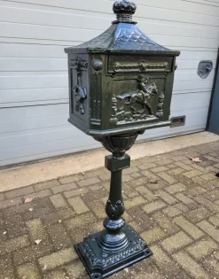 Pamono Cast Iron English Mailbox Letterbox on Leg Green><noscript><img width=