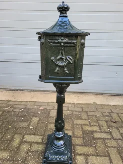Pamono Cast Iron English Mailbox Letterbox on Leg Green><noscript><img width=