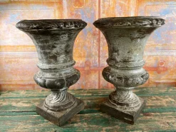 Outlet Pamono Cast Iron Medici Vases, 1864, Set of 2