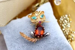Best Pamono Cat Shaped Gold Brooch with Diamond and Emerald Chips