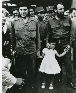 Hot Pamono Che Guevara with his Daughter, 1959
